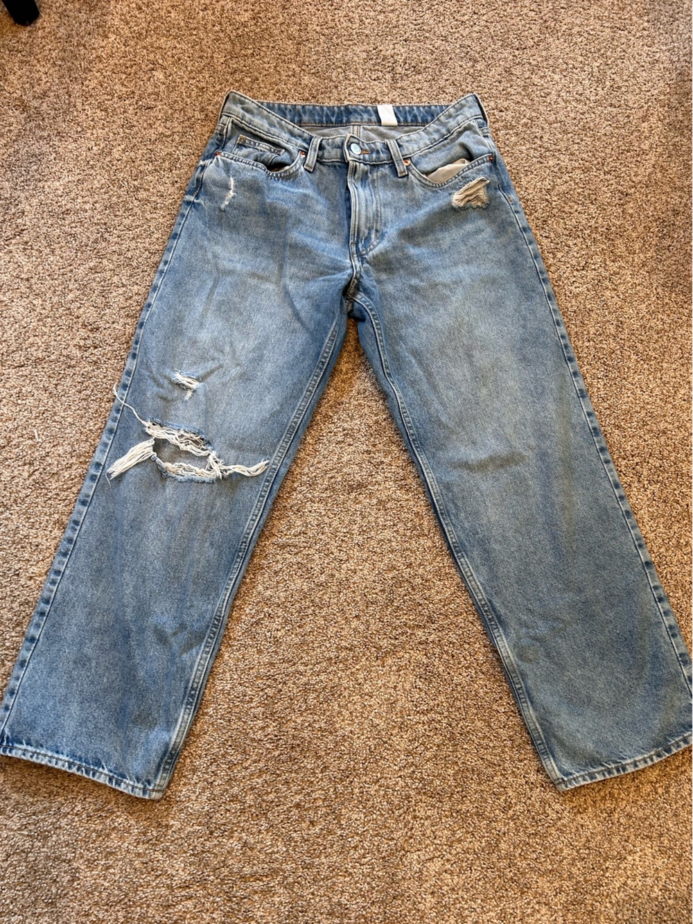 H&M &Denim Low Waist Baggy Jeans. 100% Cotton. Distressed. Medium wash. Ankle